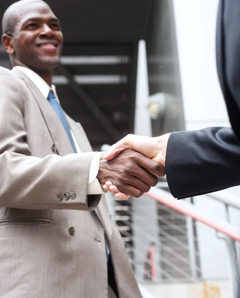 Africain américain homme d'affaires serrant la main avec caucasien busine — Photo