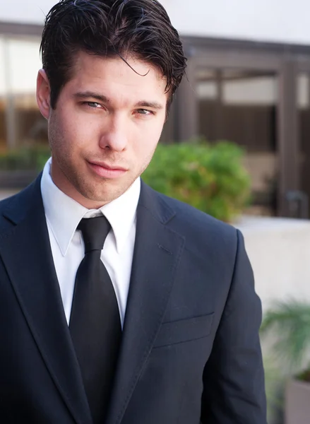 Portrait d'un jeune homme d'affaires en costume debout à l'extérieur — Photo