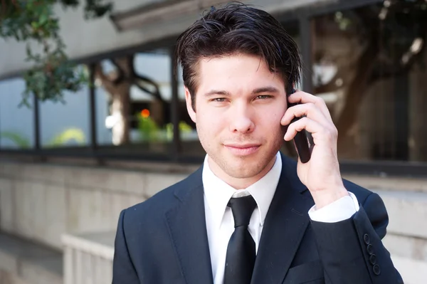 Porträt eines gutaussehenden, jungen Geschäftsmannes mit Handy — Stockfoto