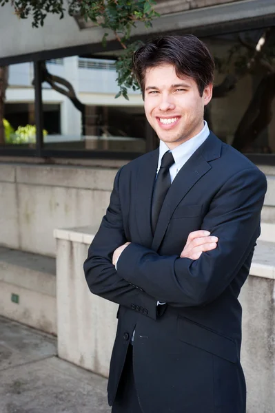 Porträt eines jungen Geschäftsmannes im Anzug im Freien — Stockfoto