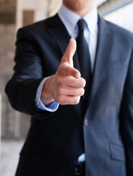 Homem de negócios apontando com um gesto de mão — Fotografia de Stock