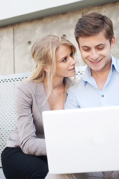 Портрет счастливой молодой профессиональной пары с ноутбуком — стоковое фото