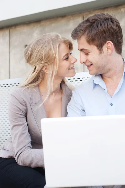 Portret van een gelukkige jonge professionele paar met behulp van laptop — Stockfoto