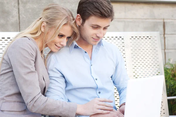 Ritratto di una giovane coppia professionale felice con computer portatile — Foto Stock