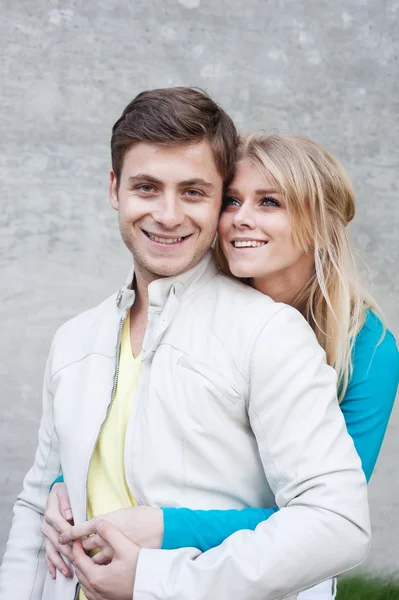 Porträt eines glücklichen jungen Paares zusammen — Stockfoto