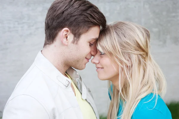 Porträt eines glücklichen jungen Paares zusammen — Stockfoto