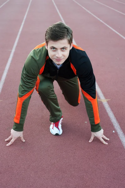 Mladý muž běžec na trati — Stock fotografie