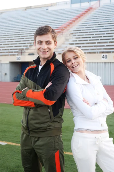 Giovane coppia atletica sul campo atletico — Foto Stock