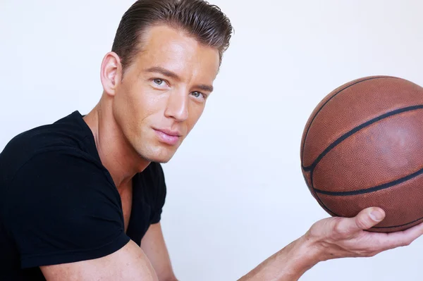 Retrato de um jogador de basquete masculino — Fotografia de Stock