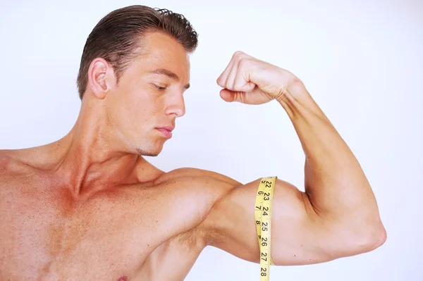 Uomo muscolare misurazione bicipite — Foto Stock