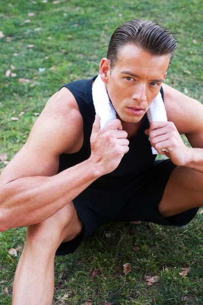 Ritratto di un giovane atletico con asciugamano da allenamento — Foto Stock