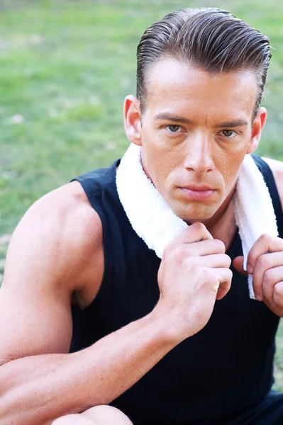 Portrait d'un jeune homme athlétique avec serviette d'entraînement — Photo