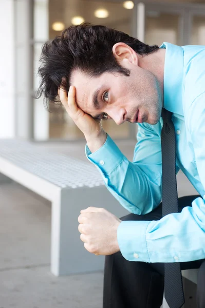 Homem de negócios frustrado sentado em um banco — Fotografia de Stock