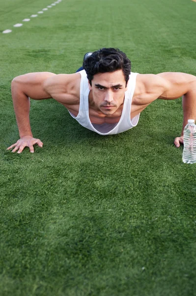 Hezký, mladý latino sportovec dělá push up — Stock fotografie