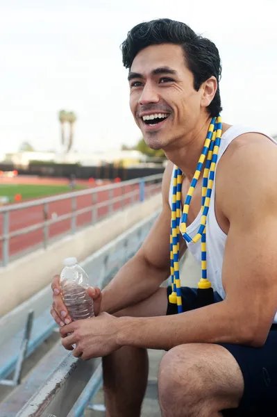 ハンサム、若いラテン系アメリカ人の運動選手 — ストック写真