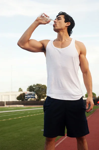 Fiatal férfi latino sportoló ivóvíz — Stock Fotó