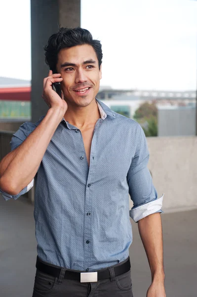Красивый молодой латиноамериканский бизнесмен по телефону — стоковое фото