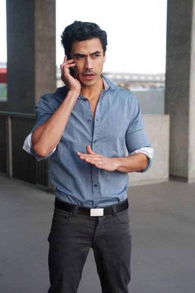 Knappe, jonge latino zakenman op telefoon — Stockfoto