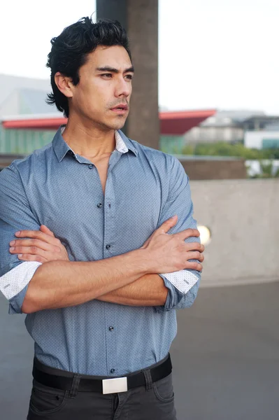 Красивый молодой латиноамериканский бизнесмен — стоковое фото