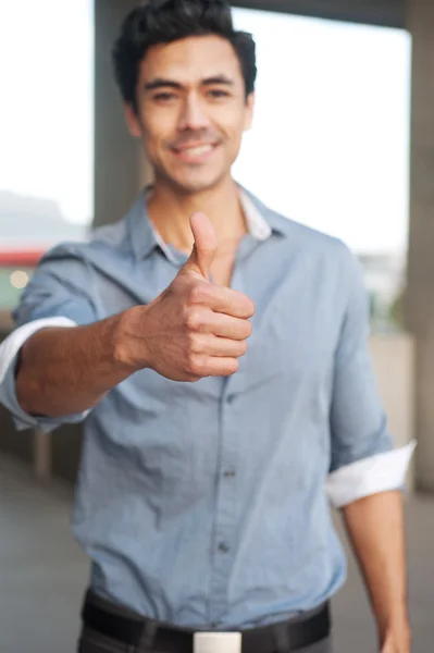 Молодой, красивый бизнесмен, показывающий большие пальцы — стоковое фото