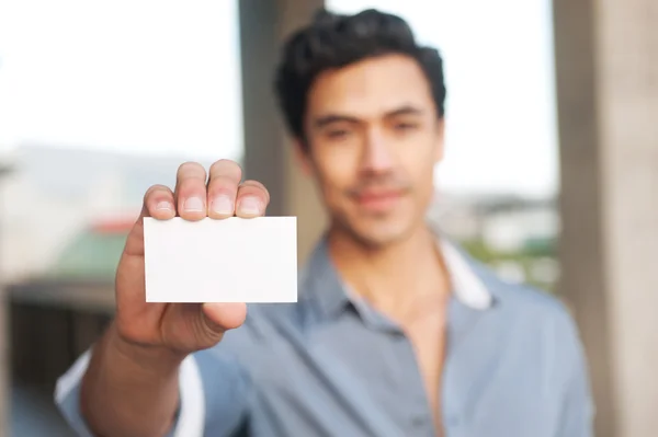 Bonito empresário apresentando cartão de visita em branco — Fotografia de Stock