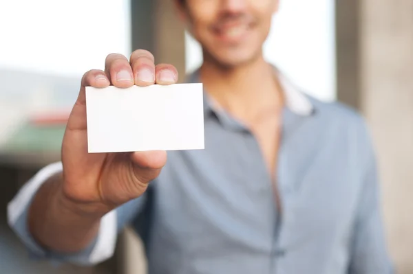 Knappe zakenman presenteren blanco visitekaartje — Stockfoto