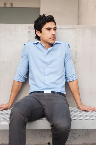 Przystojny, młody biznesmen latino — Zdjęcie stockowe
