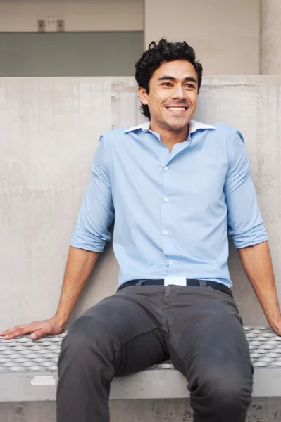 Gutaussehender, junger Latino-Geschäftsmann — Stockfoto