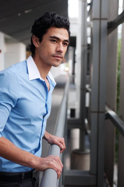 Красивый молодой латиноамериканский бизнесмен — стоковое фото