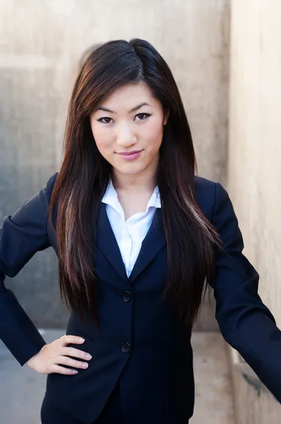 Junge attraktive asiatische Geschäftsfrau — Stockfoto