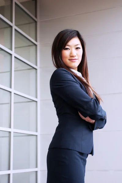 Unga attraktiva asiatiska affärskvinna — Stockfoto