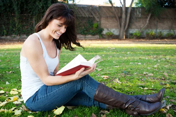 Menina bonita lendo em um parque — Fotografia de Stock