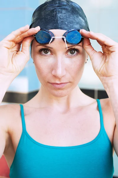 Athetlic female swimmer — Stock Photo, Image