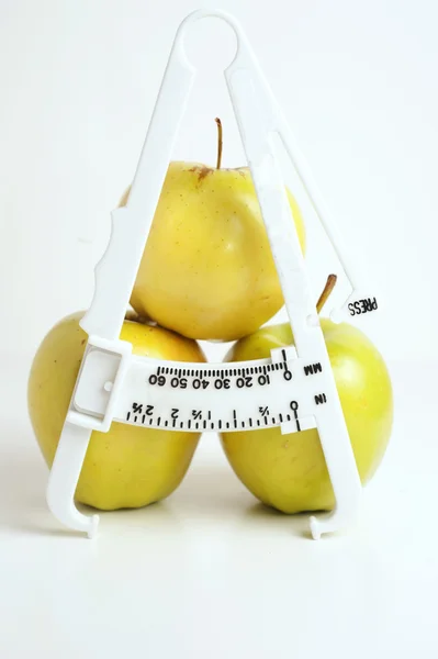 Πράσινα μήλα με σώμα λίπους έλεγχος — Φωτογραφία Αρχείου