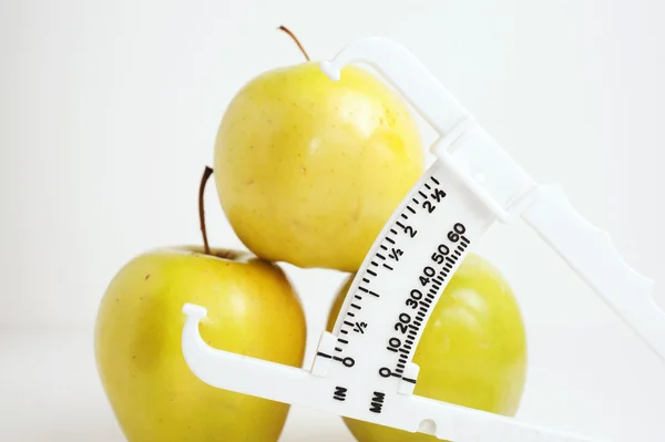 Maçãs verdes com verificador de gordura corporal — Fotografia de Stock