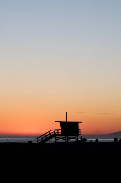 Torre di bagnino sulla spiaggia di Santa Monica durante il tramonto — Foto Stock