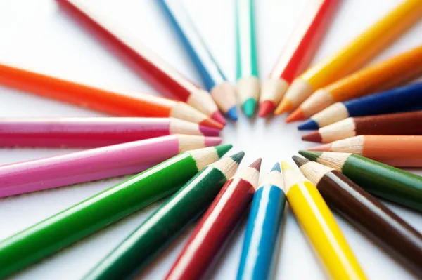 Çember şeklinde dizilmiş renkli kalemler — Stok fotoğraf