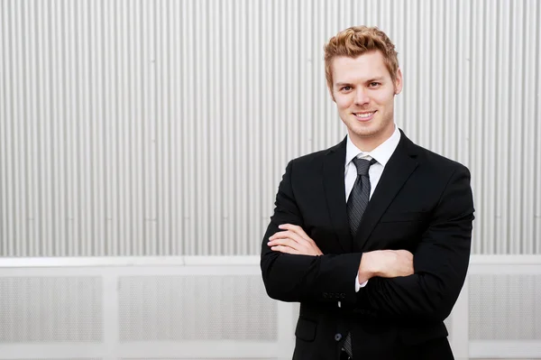 Porträt eines glücklichen jungen Geschäftsmannes im Anzug — Stockfoto
