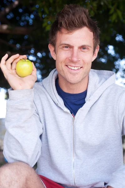 一个健康的小伙子手持苹果的肖像 — 图库照片