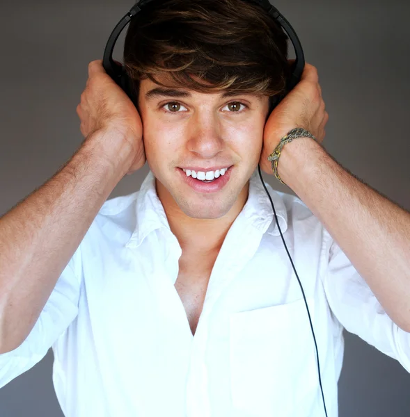 Portrait of young man with headphones listening to music — Stock Photo, Image