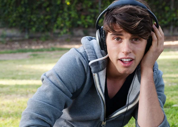 Портрет молодої людини з навушниками, що слухають музику — стокове фото