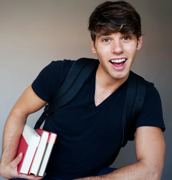 Porträt eines jungen männlichen Studenten mit Büchern — Stockfoto