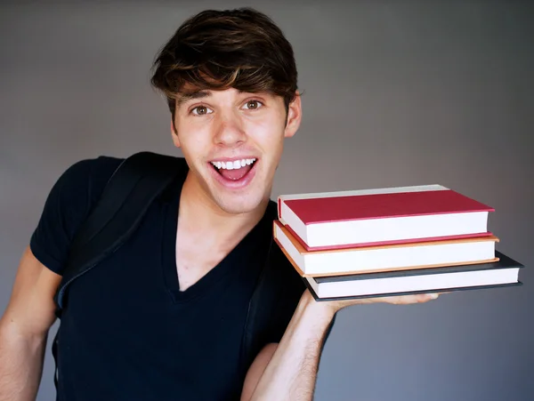 Retrato de um jovem estudante do sexo masculino com livros — Fotografia de Stock