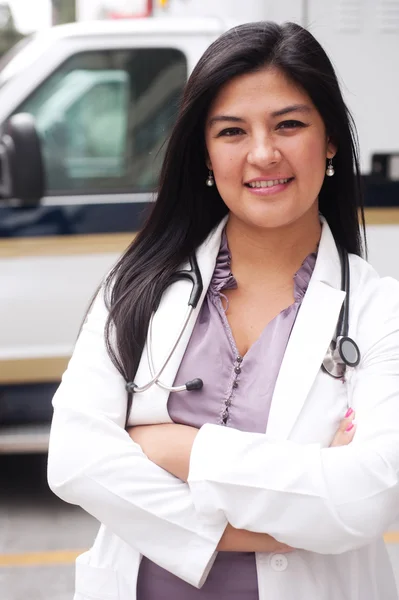 Porträtt av ung kvinna läkare — Stockfoto