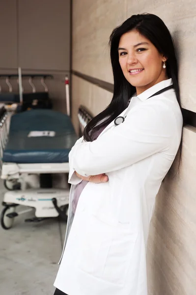 Porträtt av en ung kvinnlig läkare — Stockfoto