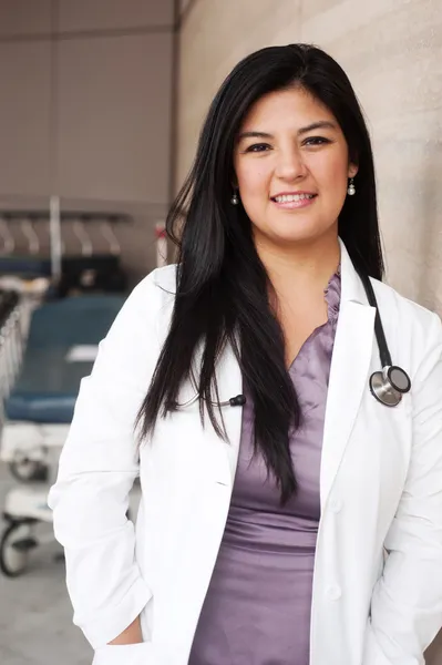 Portrét mladé ženy lékaře — Stock fotografie