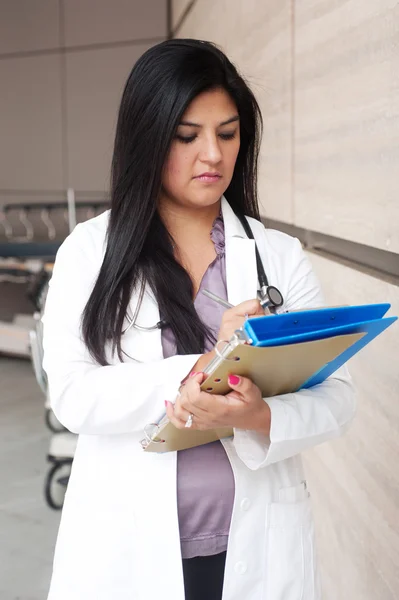 Porträtt av en ung kvinnlig läkare — Stockfoto