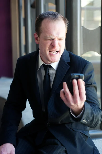 Uomo d'affari professionista arrabbiato con il cellulare — Foto Stock