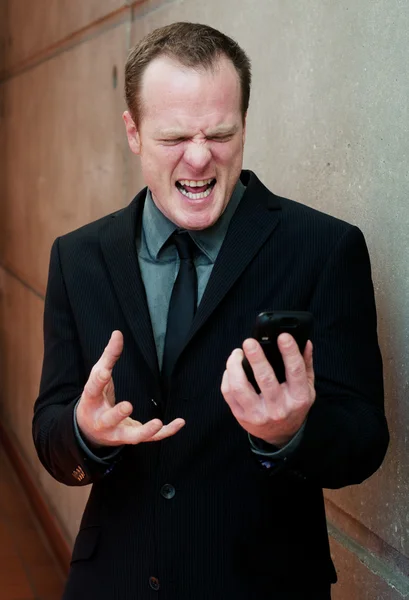 Hombre de negocios enojado, gritando al teléfono celular —  Fotos de Stock