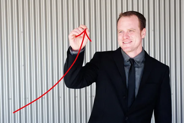 Професійний бізнесмен малює криву зростання — стокове фото